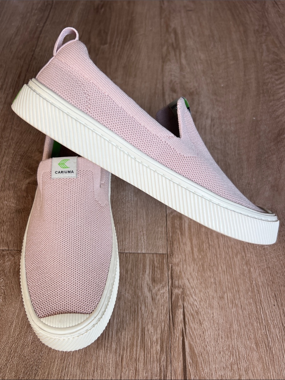 Cariuma Women’s Slip-On Canvas Sneakers in Light Pink Size 8.5